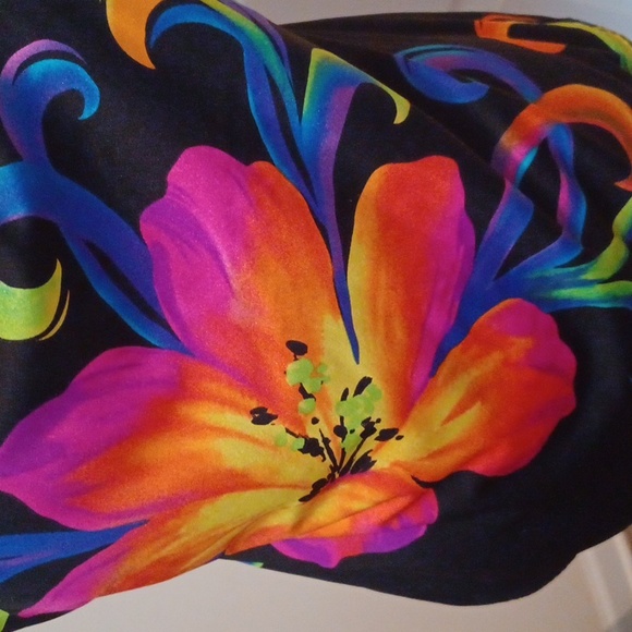 🍓Vibrant Floral Swimsuit - Picture 3 of 10